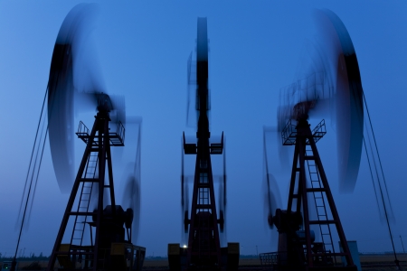 Working oil pump silhouette, motion blurred の写真素材