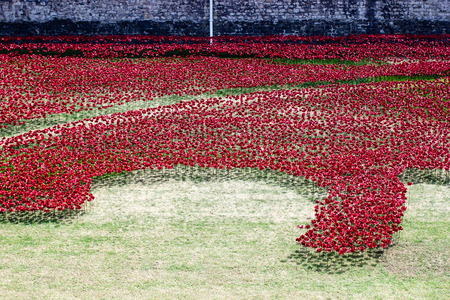 Ceramics poppies installation art - remembrance of World War 1 at Tower of London, UKのeditorial素材
