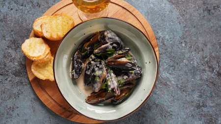 Blue mussels  stewed in cream wine sauce with garlic and herbs. Italian or French traditional foodの写真素材