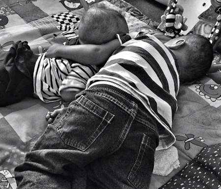 Baby and toddler huggingの素材