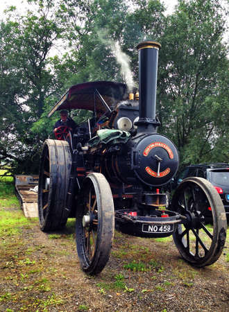 Old steam engine drivingの素材
