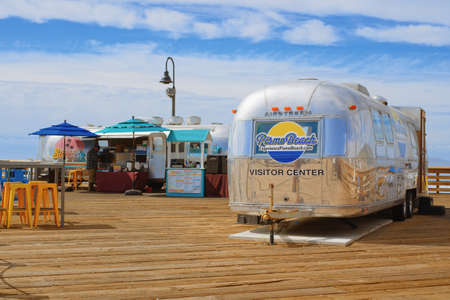 ismo Beach, California, USA - March 3, 2022. Pismo Beach pier marketplaceのeditorial素材