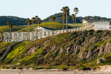 Pismo beach, California, USA-March2, 2023. Pismo Beach cliffs, and hotel just steps from the cliff, above the beach, California central coast. Stylish accomadations and breathtaking balcony ocean viewsのeditorial素材