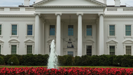 Washington D.C., USA, May 26, 2025.  A detailed view of the White Houseâs iconic neoclassical columns, windows, and central fountain as seen from the North Lawn.のeditorial素材