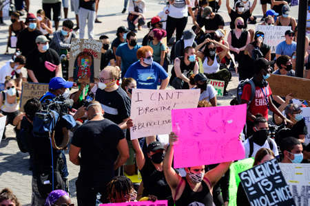 Miami Downtown, FL, USA - MAY 31, 2020: I cant breath. George Floyd protests in South Florida. Peaceful marches. Peaceful marches in call for justice in the death of George Floyd.のeditorial素材