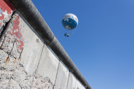 berlin wall, hot air balloonのeditorial素材