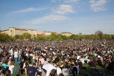 Berlin, Germany - may 01, 2016: Crowded park (Goerlitzer Park) in Berlin, Kreuzberg during may day / labor day on the first of may.のeditorial素材