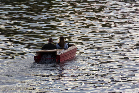 couple in pedal boat on river from behindのeditorial素材