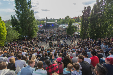 Many people in crowded park (Mauerpark) at "fete de la musique" in Berlin, Germany.のeditorial素材