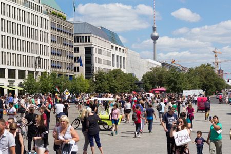 Many tourists at crowded Pariser Platz in Berlin, Germany.のeditorial素材