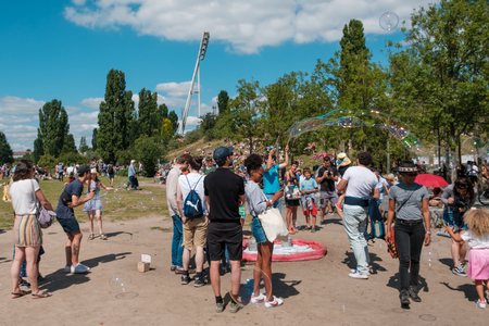 Berlin, Germany - july 2018: Crowd of  people in  Park (Mauerpark) on a sunny summer sunday in Berlin, Germanyのeditorial素材