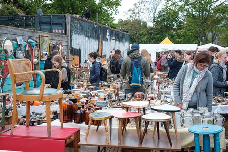 People on flea market at Mauerpark on sunday in Berlinのeditorial素材