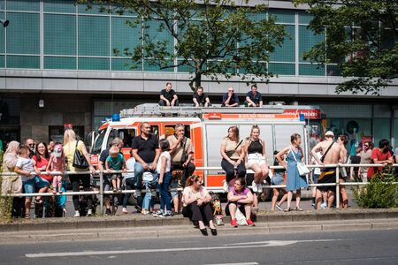 People / Spectators on the side of the road watching Carnival of Cultures in Berlinのeditorial素材