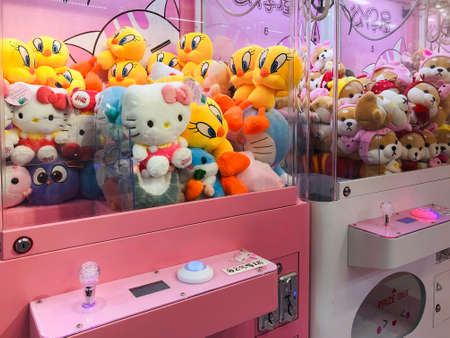 Hong Kong, November, 2019: Soft toys, animals in claw vending machine, Hong Kongのeditorial素材