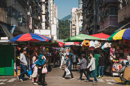 HongKong, China - November, 2019: People walking on street market in HongKong, MongKokのeditorial素材