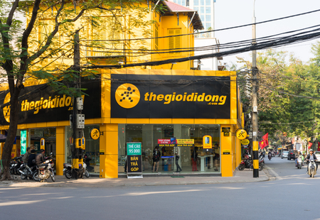 Hanoi, Vietnam - Jan 1, 2015: Front view of thegioididong, the biggest retail smartphone company in Vietnam, on Le Dai Hanh street.のeditorial素材