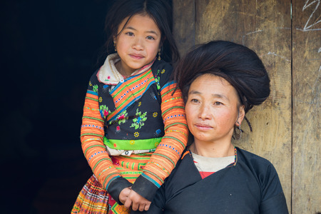 Son La, Vietnam - Jan 13, 2016: Portrait of H'mong mother and her daughter in front of their house in Ta Xua ethnic village, Bac Yen districtのeditorial素材