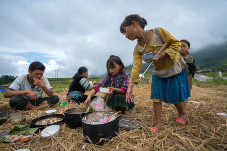 Lao Cai, Vietnam - Sep 7, 2017: Ethnic minority farmer family having lunch on rice field in Sapaのeditorial素材