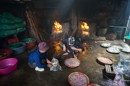 Quy Nhon, Vietnam - Oct 22, 2016: Seafood processing at fish market in Quy Nhon, south Vietnamのeditorial素材