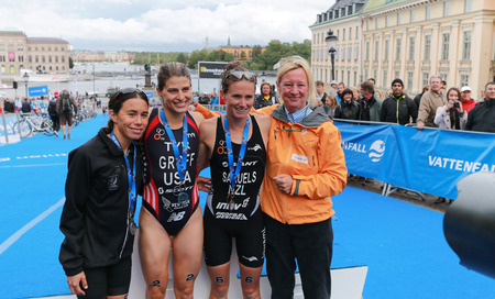 STOCKHOLM - AUG 23: Sarah Groff, Andrea Hewitt, Nicky Samuels posing and smiling during the prize ceremony in the triathlon race Womensのeditorial素材