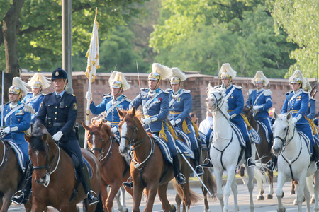 STOCKHOLM - JUN 06, 2015: The Royal guards and the police on the horse back protecting the swedish royal family on their way to celebrate the swedish national dayのeditorial素材