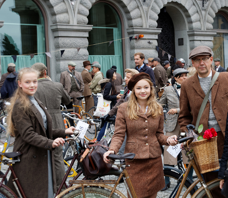 STOCKHOLM - SEPT 19, 2015: Elegant family wearing old fashioned clothes in the Bike in Tweed event September 19, 2015 in Stockholm, Swedenのeditorial素材