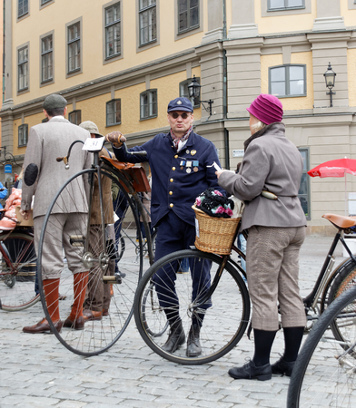 STOCKHOLM - SEPT 19, 2015: Man leading an very old bicycle and wearing old fashioned tweed clothes in the Bike in Tweed event September 19, 2015 in Stockholm, Swedenのeditorial素材