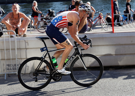 STOCKHOLM, SWEDEN - AUG 23, 2015: Side view of cycling triathlon athlete Hunter Kemper in the Men's ITU World Triathlon series event August 23, 2015 in Stockholm, Swedenのeditorial素材