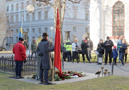 STOCKHOLM, SWEDEN - FEB 28, 2016: Memorial day 30 years after the murder of the swedish prime mininster Olof Palme. Swedish people showing their respect at his grave. February 28, 2016, Stockholm, Swedenのeditorial素材