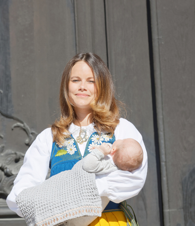 STOCKHOLM, SWEDEN - JUN 06, 2016: The smiling swedish princess Sofia Hellqvist holding her baby Alexanderのeditorial素材