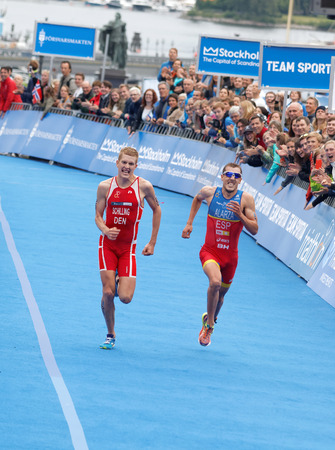 STOCKHOLM - JUL 02, 2016: Tough fight between running triathletes Schilling and Alarza at the finish in the Men's ITU World Triathlon series event July 02, 2016 in Stockholm, Swedenのeditorial素材