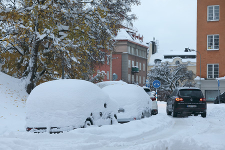 STOCKHOLM, SWEDEN - NOV 10, 2016: Snow chaos in the traffic in central Stockholm. Cars covered with snow November 10, 2016 in Stockholm, Swedenのeditorial素材