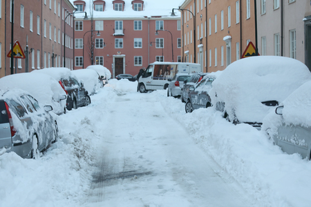 STOCKHOLM, SWEDEN - NOV 10, 2016: Snow chaos in the traffic in central Stockholm. Cars covered with snow. November 10, 2016 in Stockholm, Swedenのeditorial素材