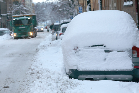 STOCKHOLM, SWEDEN - NOV 10, 2016: Snow chaos in the traffic in central Stockholm. Cars covered with snow November 10, 2016 in Stockholm, Swedenのeditorial素材