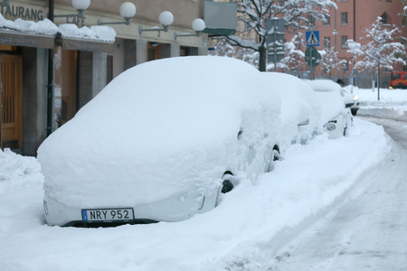 STOCKHOLM, SWEDEN - NOV 10, 2016: Snow chaos in the traffic in central Stockholm. Cars covered with snow November 10, 2016 in Stockholm, Swedenのeditorial素材
