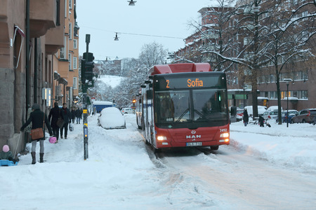 STOCKHOLM, SWEDEN - NOV 10, 2016: Snow chaos in the traffic in central Stockholm. Cars, busses and people. November 10, 2016 in Stockholm, Swedenのeditorial素材