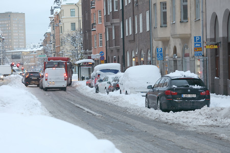 STOCKHOLM, SWEDEN - NOV 10, 2016: Snow chaos in the traffic in central Stockholm. Cars covered with snow. November 10, 2016 in Stockholm, Swedenのeditorial素材