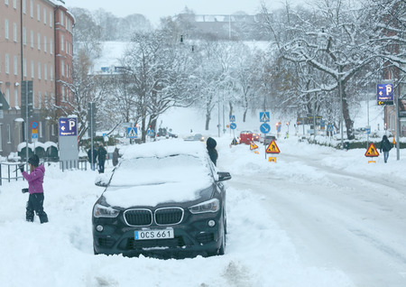 STOCKHOLM, SWEDEN - NOV 10, 2016: Snow chaos in the traffic in central Stockholm.  Cars and people struggeling to get to work, November 10, 2016 in Stockholm, Swedenのeditorial素材