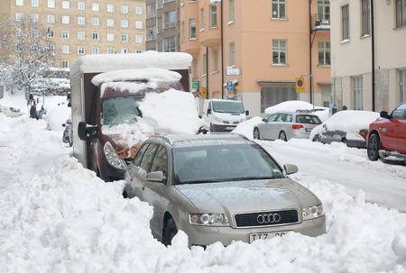 STOCKHOLM, SWEDEN - NOV 10, 2016: Snow chaos in the traffic in central Stockholm. Cars covered with snow November 10, 2016 in Stockholm, Swedenのeditorial素材