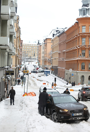 STOCKHOLM, SWEDEN - NOV 10, 2016: Snow chaos in the traffic in central Stockholm.  November 10, 2016 in Stockholm, Swedenのeditorial素材