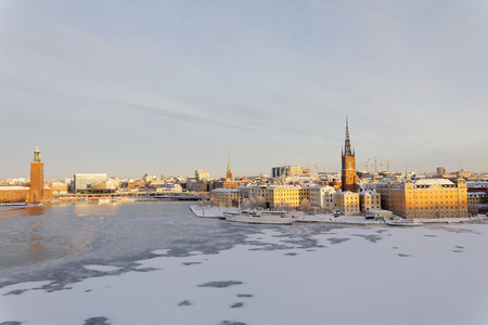 STOCKHOLM - JAN 08, 2017: Stockholm city hall and Riddarholmen in central Stockholm a cold winter morning, ice on the sea. January 08, 2017 in Stockholm, Swedenのeditorial素材