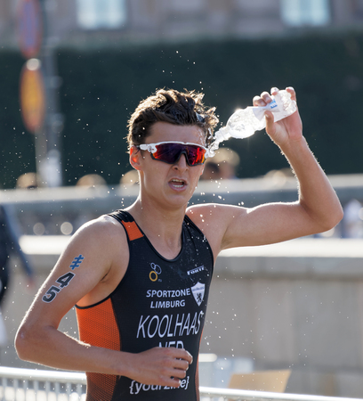 STOCKHOLM - AUG 26, 2017: Running triathlete Menno Koolhaas (NED) splashing water from a bottle in his face in the Men's ITU World Triathlon series event August 26, 2017 in Stockholm, Swedenのeditorial素材
