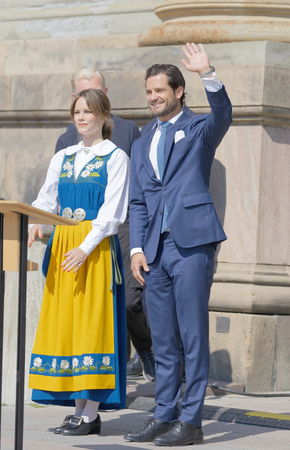STOCKHOLM, SWEDEN - JUN 06, 2019: The swedish prins Carl Philip Bernadotte and princess Sofia Hellqvist waiving to the audience outside the royal castle. Stockholm, Sweden June 06, 2019のeditorial素材