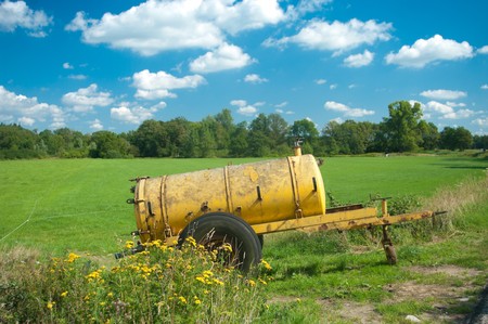 yellow water tank used to supply extra water for cattle when its too hotの写真素材