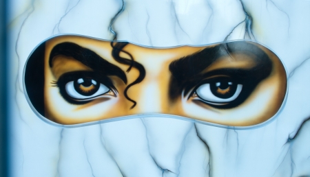 mask with the eyes of michael jackson showing. It,s part of a larger statue of the artist.のeditorial素材
