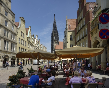 People on a terrace at the famous Prinzipalmarkt in Munster. Having been largely destroyed during World War II, the Prinzipalmarkt was reconstructed from 1947 to 1958, most buildings true to the original.のeditorial素材