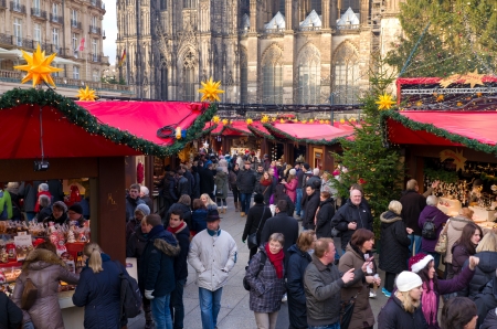 Lots of people at the christmas market in Cologne, Germany. It's one of the largest in the country with 7 separate markets all in the city centerのeditorial素材