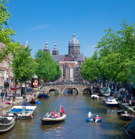people in boats on an amsterdam canal. Amsterdam counts 165 canals with a total lenght of 100 km.のeditorial素材