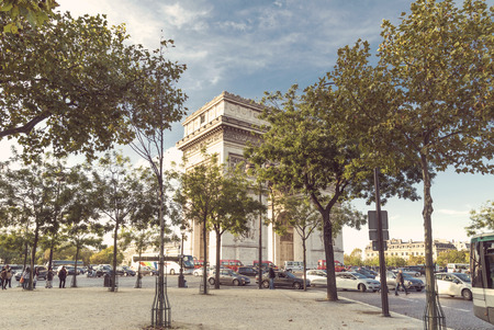 view on the famous arc de triomphe in parisのeditorial素材