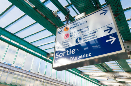 metro subway sign in paris metroのeditorial素材